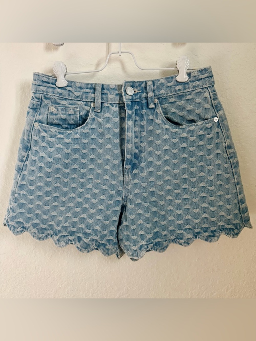 Blank NYC The Reeve: Light Blue Heart-Pattern Scallop Hem Denim Shorts size 28